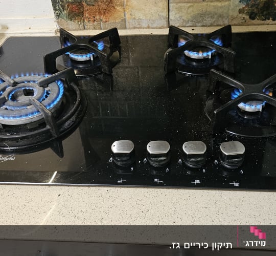 כיריים גז עם להבות כחולות במטבח